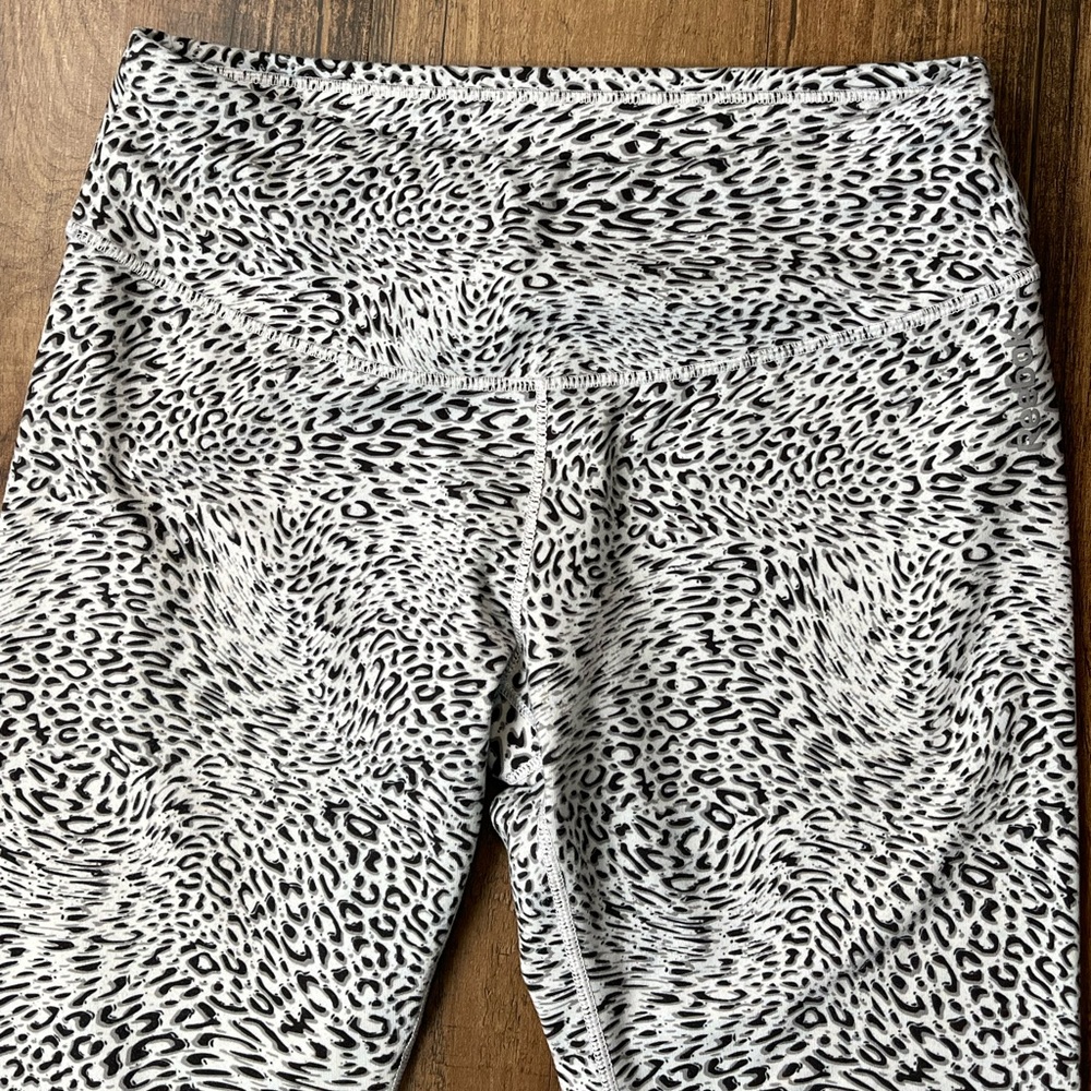 REEBOK White Snow Leopard Print Capri Leggings M - Picture 2 of 9